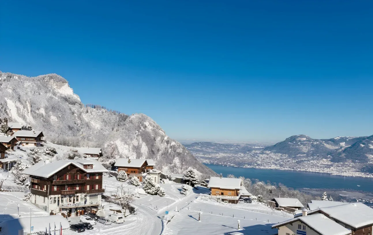 L'Hôtel de Torgon et le village sous la neige, avec vue sur le Lac Léman et les Alpes, Portes du Soleil